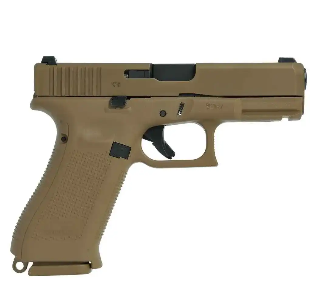 glock 19x 9mm pistole im coyote-tan finish, rechte seitenansicht mit sichtbarer verschlussöffnung vor weißem hintergrund glock 19x 9mm pistole im coyote-tan finish, rechte seitenansicht mit sichtbarer verschlussöffnung vor weißem hintergrund