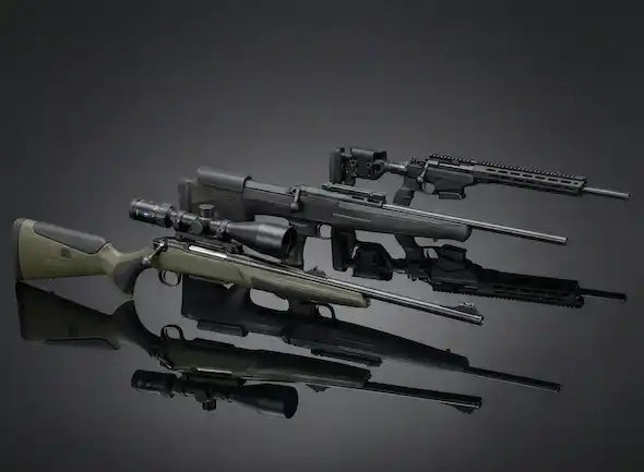 Büchsen Kollektion mit modernen und klassischen Jagd- und Sportbüchsen vor neutralem Hintergrund