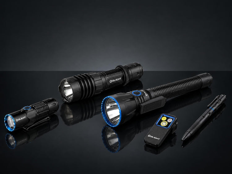 Olight Taschenlampen Kollektion mit Warrior 3S, Warrior X 4, Javelot Turbo 2, Oclip Pro und O’Pen 3 auf schwarzem Hintergrund (Symbolbild, mit KI erstellt)