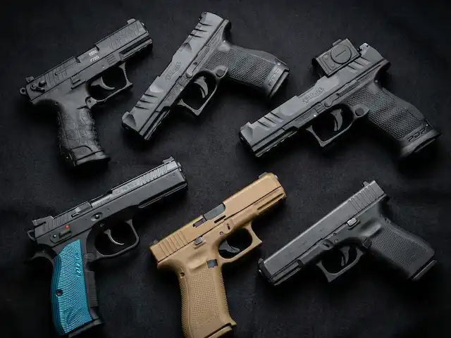 Kurzwaffen Kollektion mit sechs modernen Pistolen auf dunklem Hintergrund