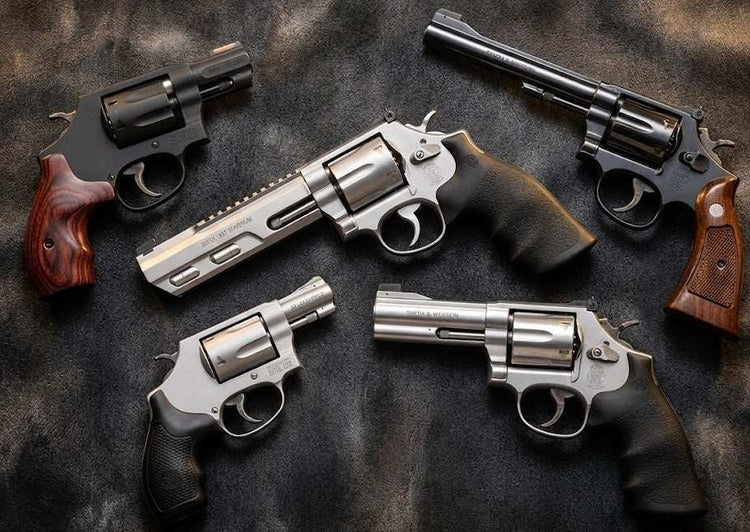 Revolver Sammlung mit fünf Smith Wesson Sportrevolvern auf dunklem Hintergrund