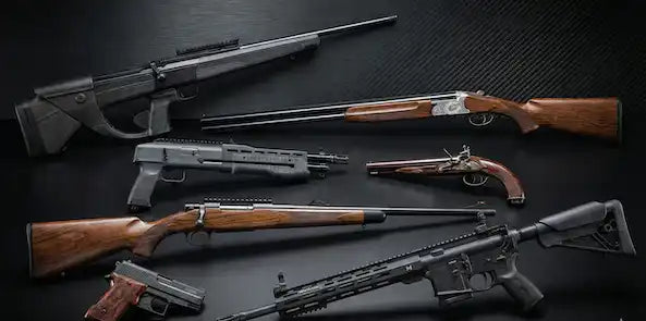 Waffen Kollektion mit verschiedenen Kurz- und Langwaffen auf schwarzem Hintergrund