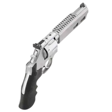 smith and wesson 686 competitor revolver schräg von oben mit schwarzem griff vor weißem hintergrund