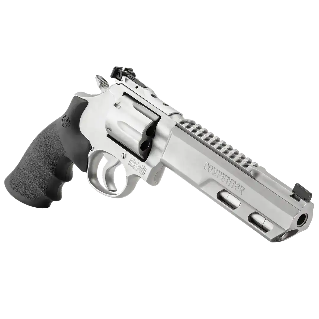 smith and wesson 686 competitor revolver schräge seitenansicht mit lauf nach rechts vor weißem hintergrund