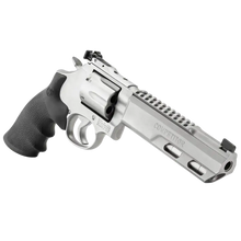 smith and wesson 686 competitor revolver schräge seitenansicht mit lauf nach rechts vor weißem hintergrund
