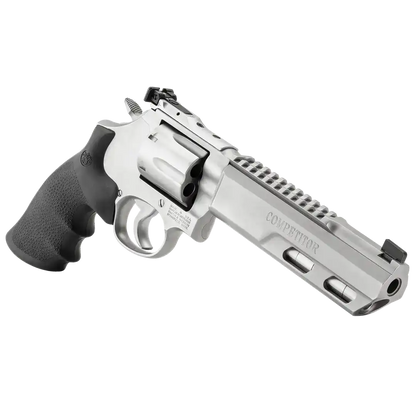 smith and wesson 686 competitor revolver schräge seitenansicht mit lauf nach rechts vor weißem hintergrund