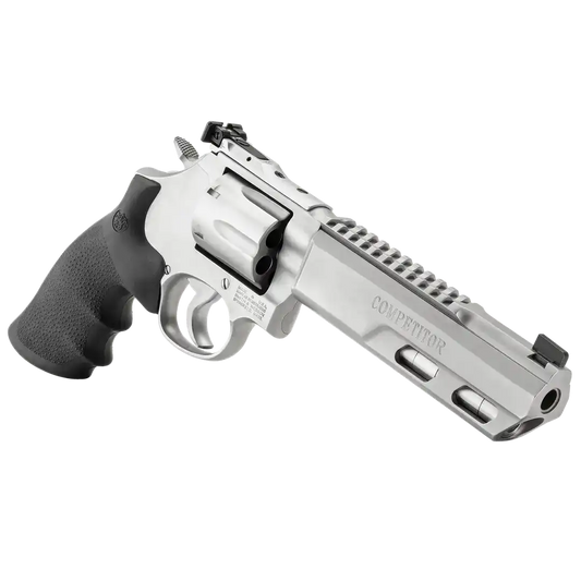 smith and wesson 686 competitor revolver schräge seitenansicht mit lauf nach rechts vor weißem hintergrund