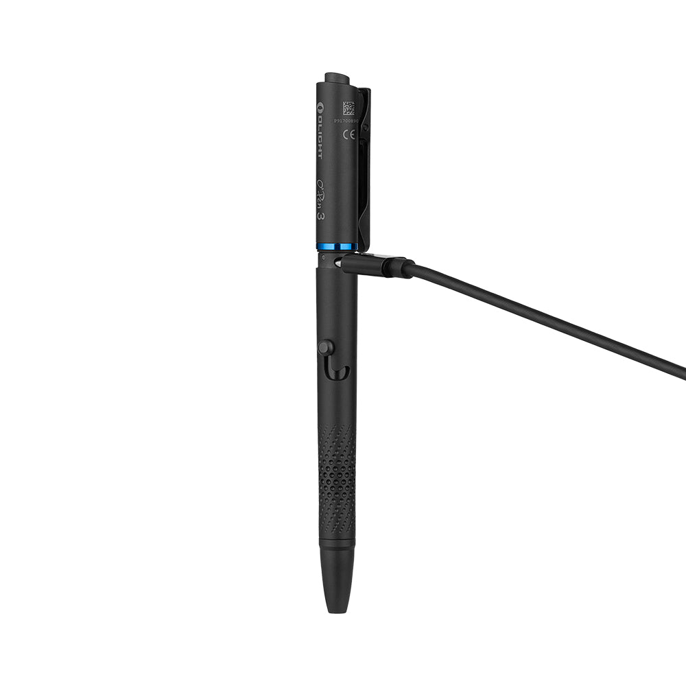Olight O’Pen 3 mit freigelegtem USB-C-Anschluss und angeschlossenem Ladekabel