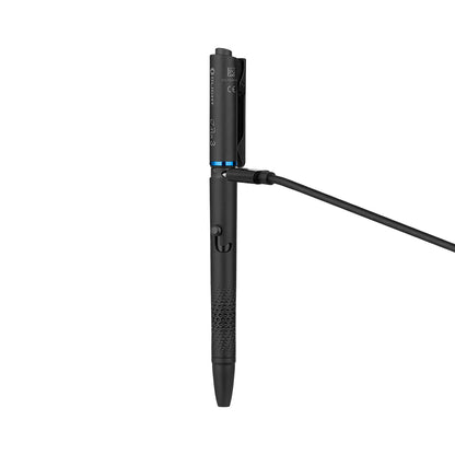 Olight O’Pen 3 mit freigelegtem USB-C-Anschluss und angeschlossenem Ladekabel