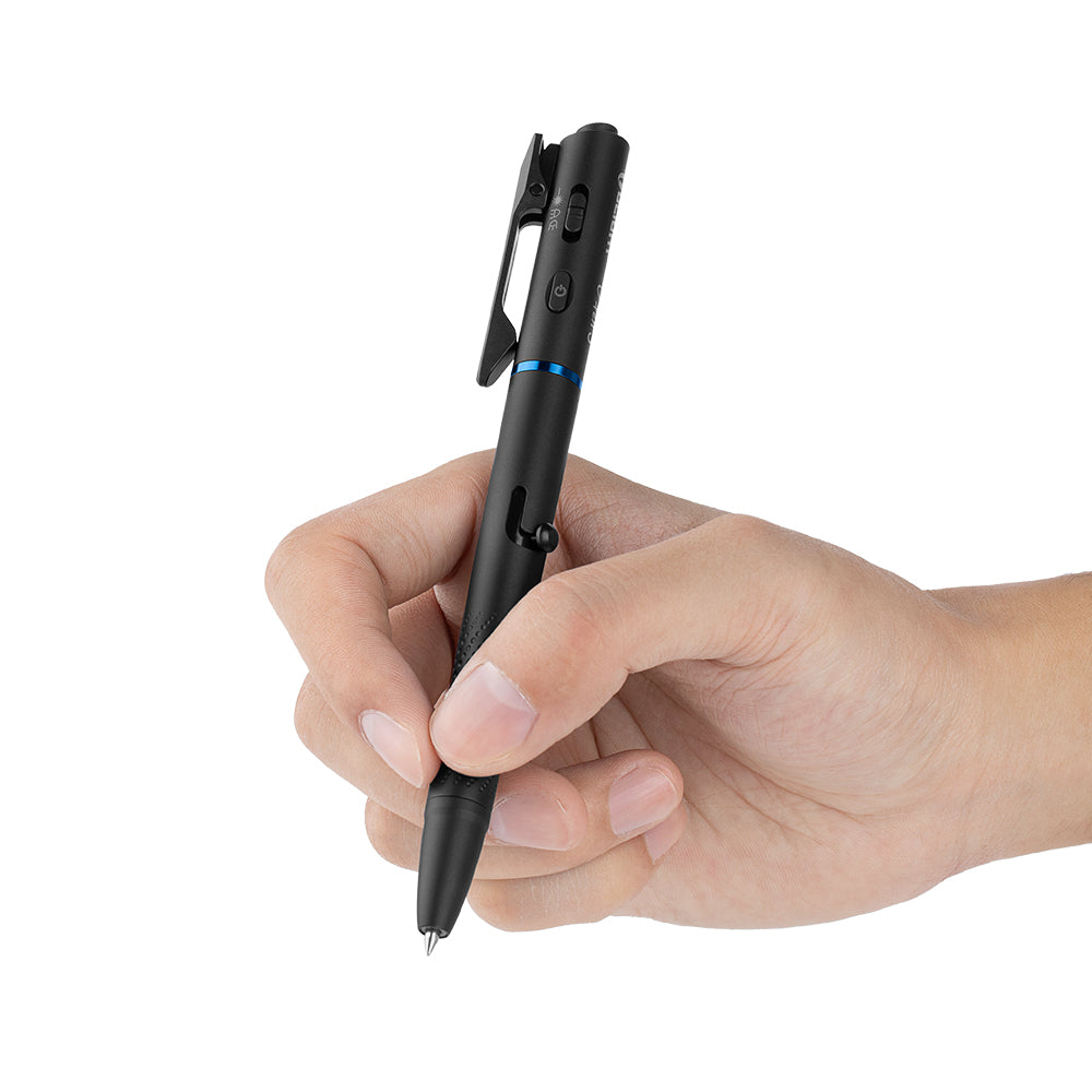 Schwarzer Olight O’Pen 3 in einer Hand mit ausgefahrener Schreibmine