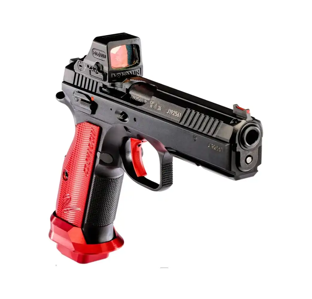 Schräge Vorderansicht der CZ Shadow 2 HS 508T Combo Red, die den Lauf, die Mündung und das montierte Holosun Rotpunktvisier zeigt.