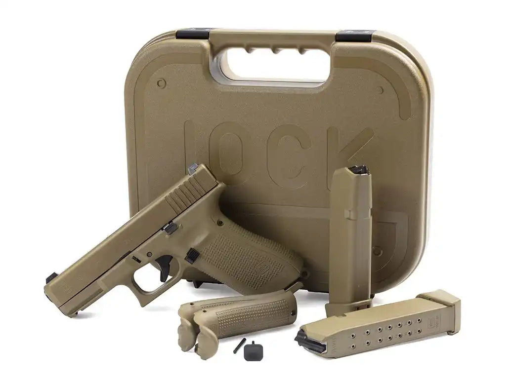 glock 19x 9mm pistole im coyote-tan finish mit sandfarbenem transportkoffer, magazinen, wechsel-griffrücken und kleinteilen vor weißem hintergrund