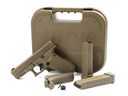 glock 19x 9mm pistole im coyote-tan finish mit sandfarbenem transportkoffer, magazinen, wechsel-griffrücken und kleinteilen vor weißem hintergrund