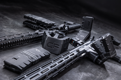 HERA Arms H1CF GEN.3 QUATTRO Coupler Set: HERA-Koppler mit CF-Logo zwischen AR15-Gewehren und Magazinen