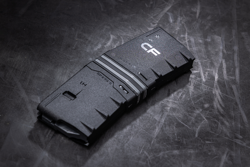 HERA Arms H1CF GEN.3 Duo Coupler Set: zwei gekoppelte 10-Schuss-Magazine liegend mit CF-Logo
