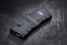 HERA Arms H1CF GEN.3 Duo Coupler Set: zwei gekoppelte 10-Schuss-Magazine liegend mit CF-Logo