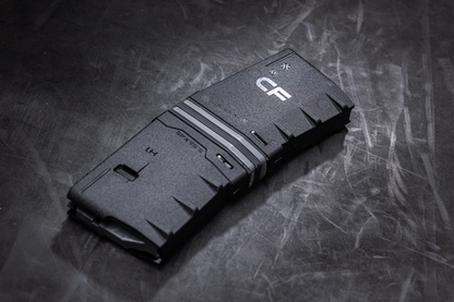 HERA Arms H1CF GEN.3 Duo Coupler Set: zwei gekoppelte 10-Schuss-Magazine liegend mit CF-Logo