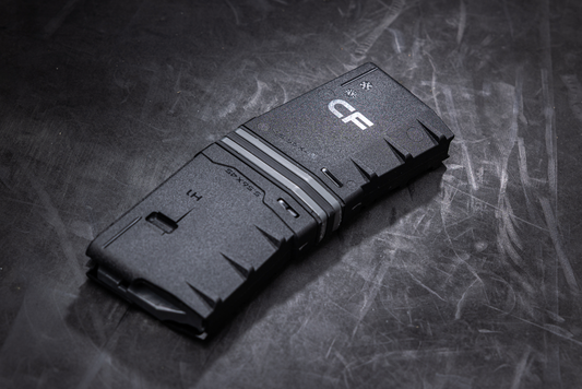 HERA Arms H1CF GEN.3 Duo Coupler Set: zwei gekoppelte 10-Schuss-Magazine liegend mit CF-Logo