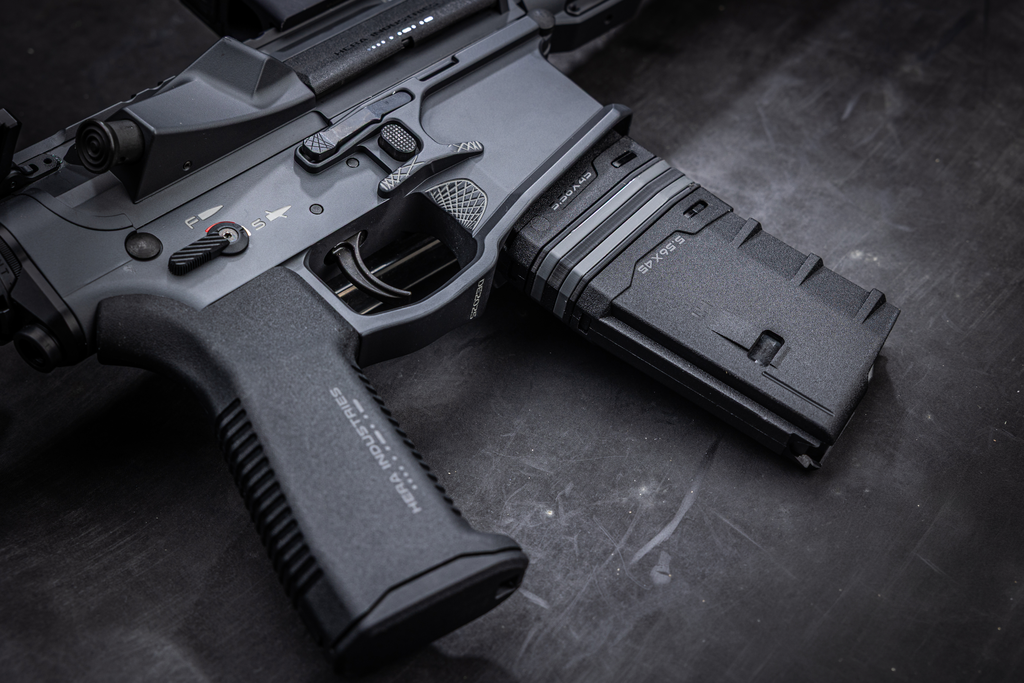 HERA Arms H1CF GEN.3 Duo Coupler Set: Nahaufnahme der Magazineinheit am AR15 von links