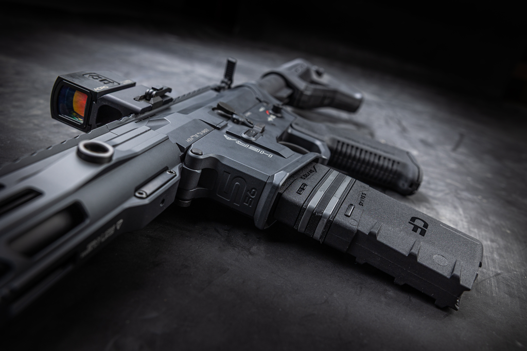 HERA Arms H1CF GEN.3 Duo Coupler Set: gekoppelte Magazine in einem AR15 mit Rotpunktvisier