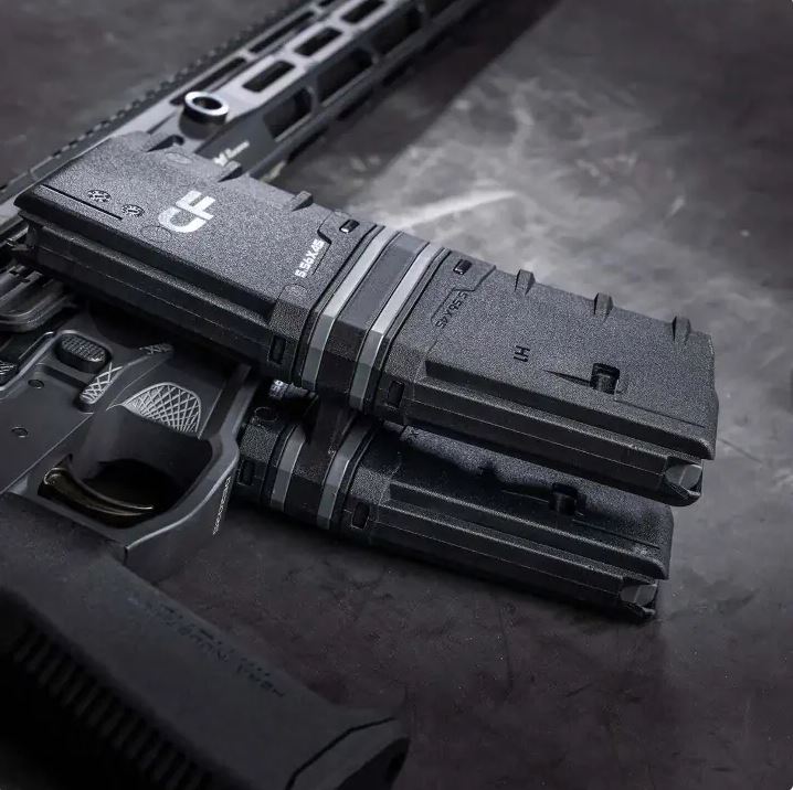 HERA Arms H1CF GEN.3 QUATTRO Coupler Set: gekoppelte Magazine eingesetzt an einer AR15-Plattform