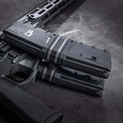 HERA Arms H1CF GEN.3 QUATTRO Coupler Set: gekoppelte Magazine eingesetzt an einer AR15-Plattform