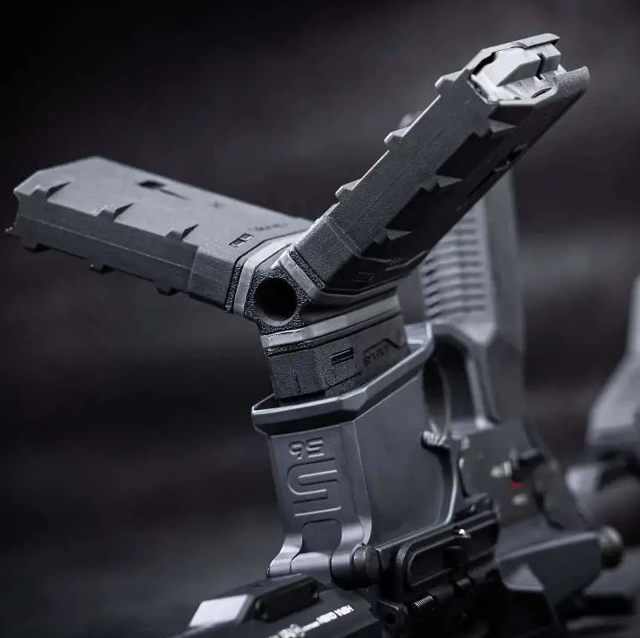 HERA Arms H1CF GEN.3 TRIO STAR Coupler Set: Nahaufnahme am Magazinschacht, zwei Reservemagazine sternförmig abstehend