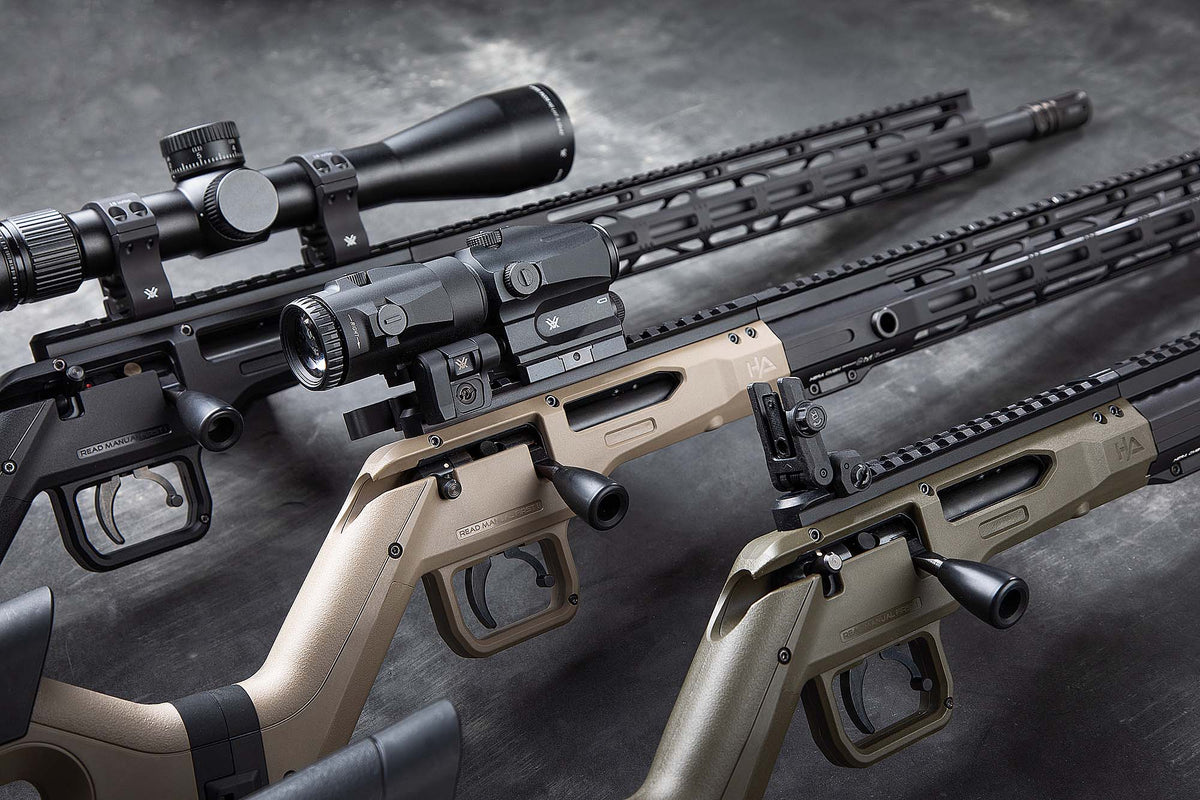 HERA H6K Repetiergewehr GEN2: alle drei Farbvarianten Schwarz, Sandfarben und Olivgrün mit montierten Optiken