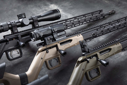 HERA H6K Repetiergewehr GEN2: alle drei Farbvarianten Schwarz, Sandfarben und Olivgrün mit montierten Optiken