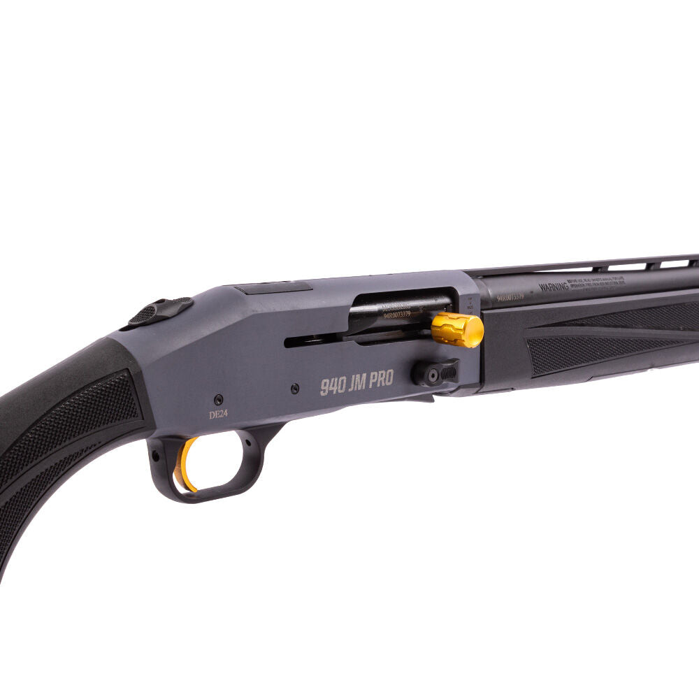 Mossberg 940 JM Pro 24 Zoll Black Optic Ready, Detailansicht Verschluss mit goldenem Verschlusshebel und Abzug
