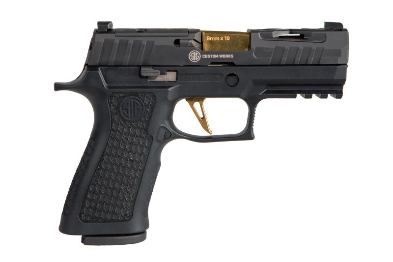 SIG Sauer P320 XCarry Spectre Schwarz 9mm Luger, linke Seitenansicht mit Spectre-Gravur vor weißem Hintergrund