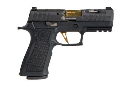 SIG Sauer P320 XCarry Spectre Schwarz 9mm Luger, linke Seitenansicht mit Spectre-Gravur vor weißem Hintergrund