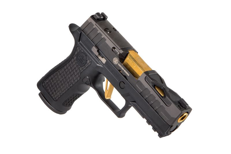 SIG Sauer P320 XCarry Spectre Schwarz 9mm Luger, 3D-Ansicht schräg von links vorne vor weißem Hintergrund