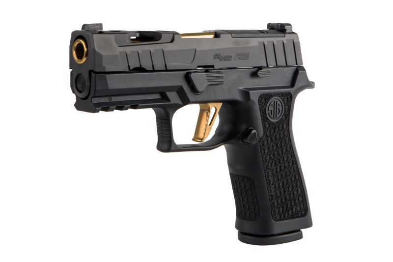 SIG Sauer P320 XCarry Spectre Schwarz 9mm Luger, 3D-Ansicht schräg von rechts vorne mit lasergraviertem Griffmodul vor weißem Hintergrund