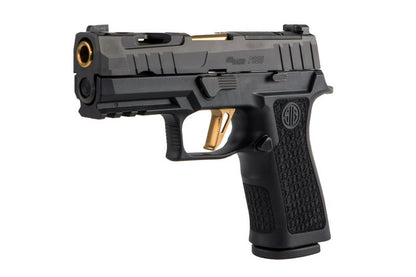SIG Sauer P320 XCarry Spectre Schwarz 9mm Luger, 3D-Ansicht schräg von rechts vorne mit lasergraviertem Griffmodul vor weißem Hintergrund