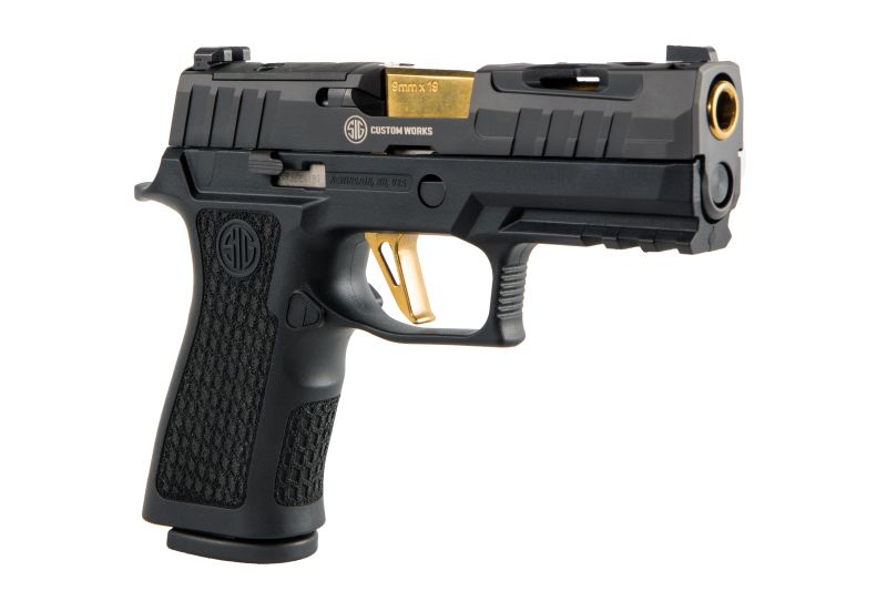 SIG Sauer P320 XCarry Spectre Schwarz 9mm Luger, Perspektivansicht von oben mit Custom-Works-Detail vor weißem Hintergrund