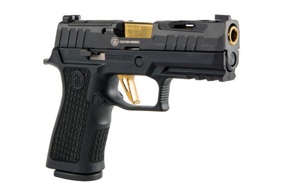 SIG Sauer P320 XCarry Spectre Schwarz 9mm Luger, Perspektivansicht von oben mit Custom-Works-Detail vor weißem Hintergrund
