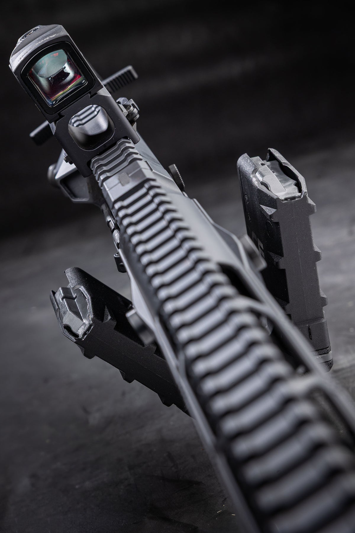 HERA Arms H1CF GEN.3 TRIO Coupler Set: Draufsicht über die Montageschiene, Reservemagazine links und rechts