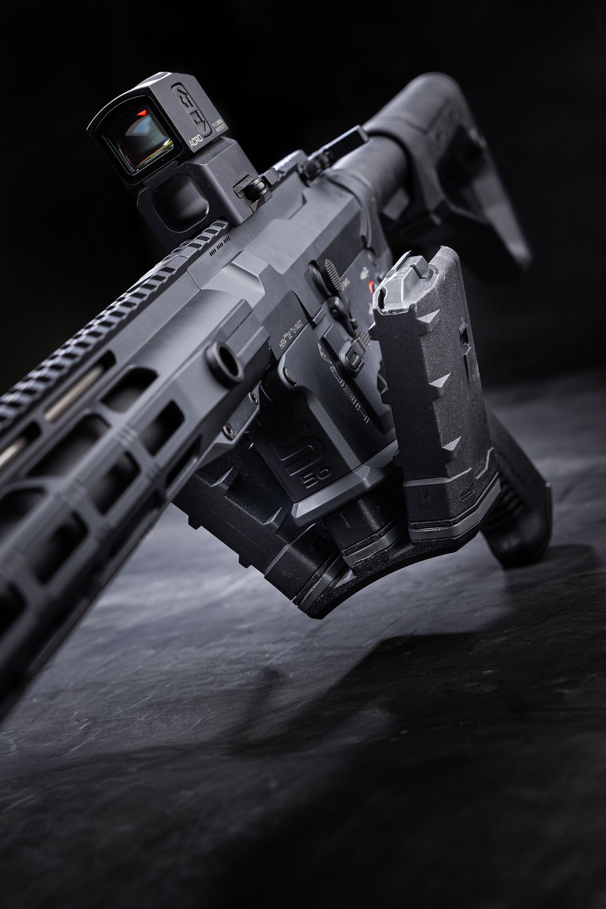 HERA Arms H1CF GEN.3 TRIO Coupler Set: eingesetzt an einer AR15 mit Rotpunktvisier, Ansicht schräg von unten