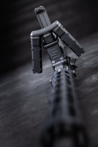 HERA Arms H1CF GEN.3 TRIO Coupler Set: Blick entlang der Waffe, zwei Reservemagazine seitlich am Koppler