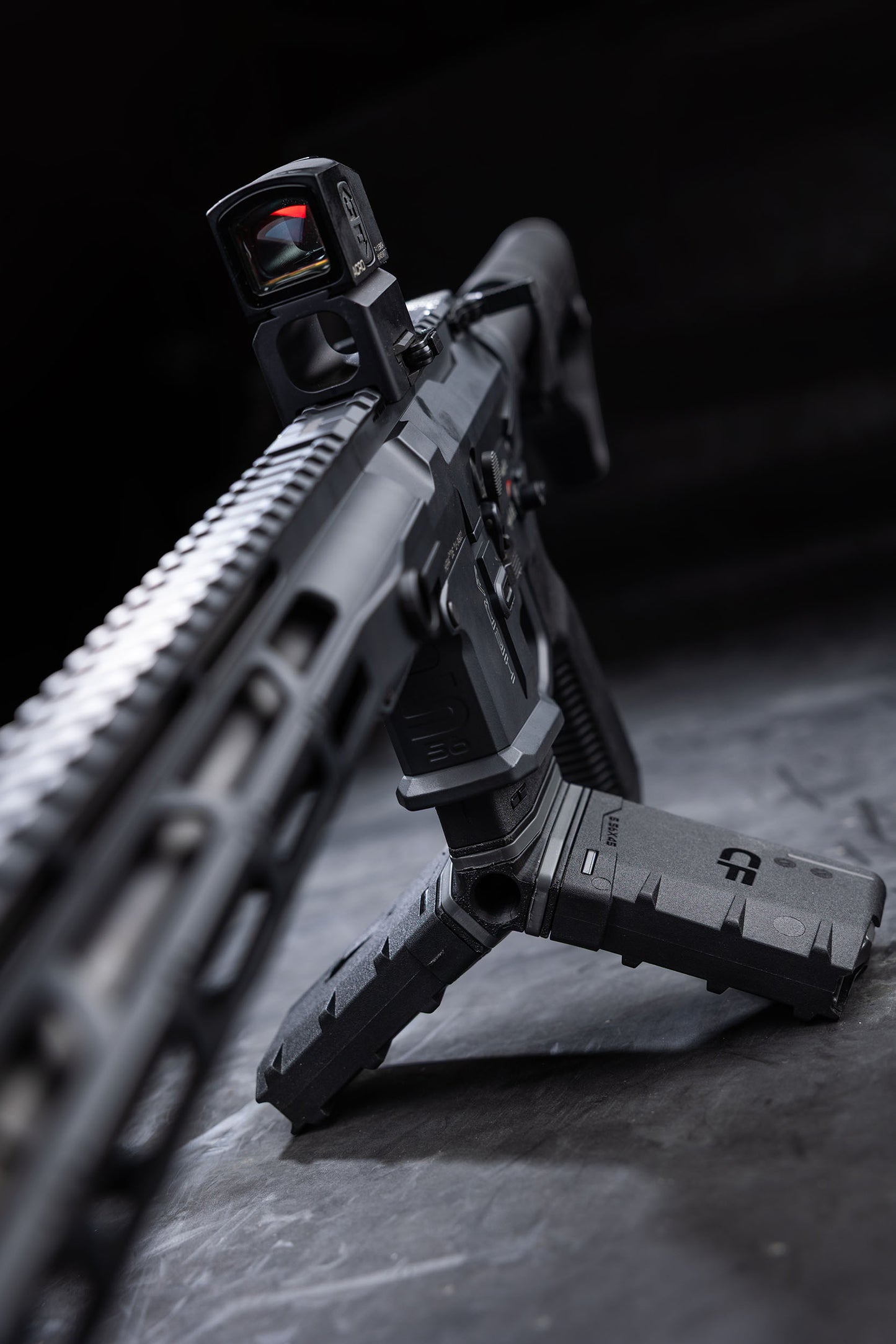 HERA Arms H1CF GEN.3 TRIO STAR Coupler Set: an der abgestellten AR15 mit Rotpunktvisier, Ansicht schräg von oben
