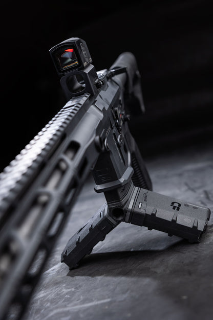 HERA Arms H1CF GEN.3 TRIO STAR Coupler Set: an der abgestellten AR15 mit Rotpunktvisier, Ansicht schräg von oben