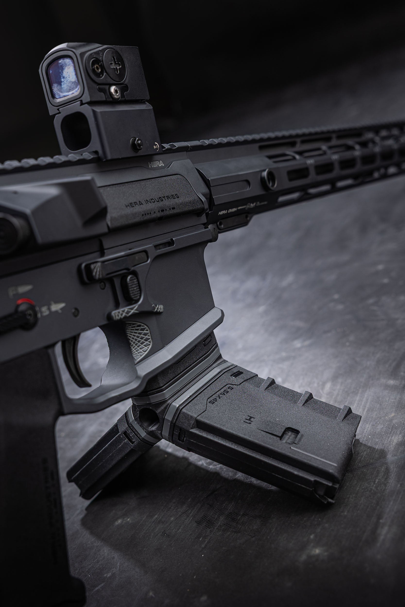 HERA Arms H1CF GEN.3 TRIO STAR Coupler Set: eingesetzt an einer AR15, Reservemagazine an der Waffe