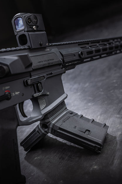 HERA Arms H1CF GEN.3 TRIO STAR Coupler Set: eingesetzt an einer AR15, Reservemagazine an der Waffe