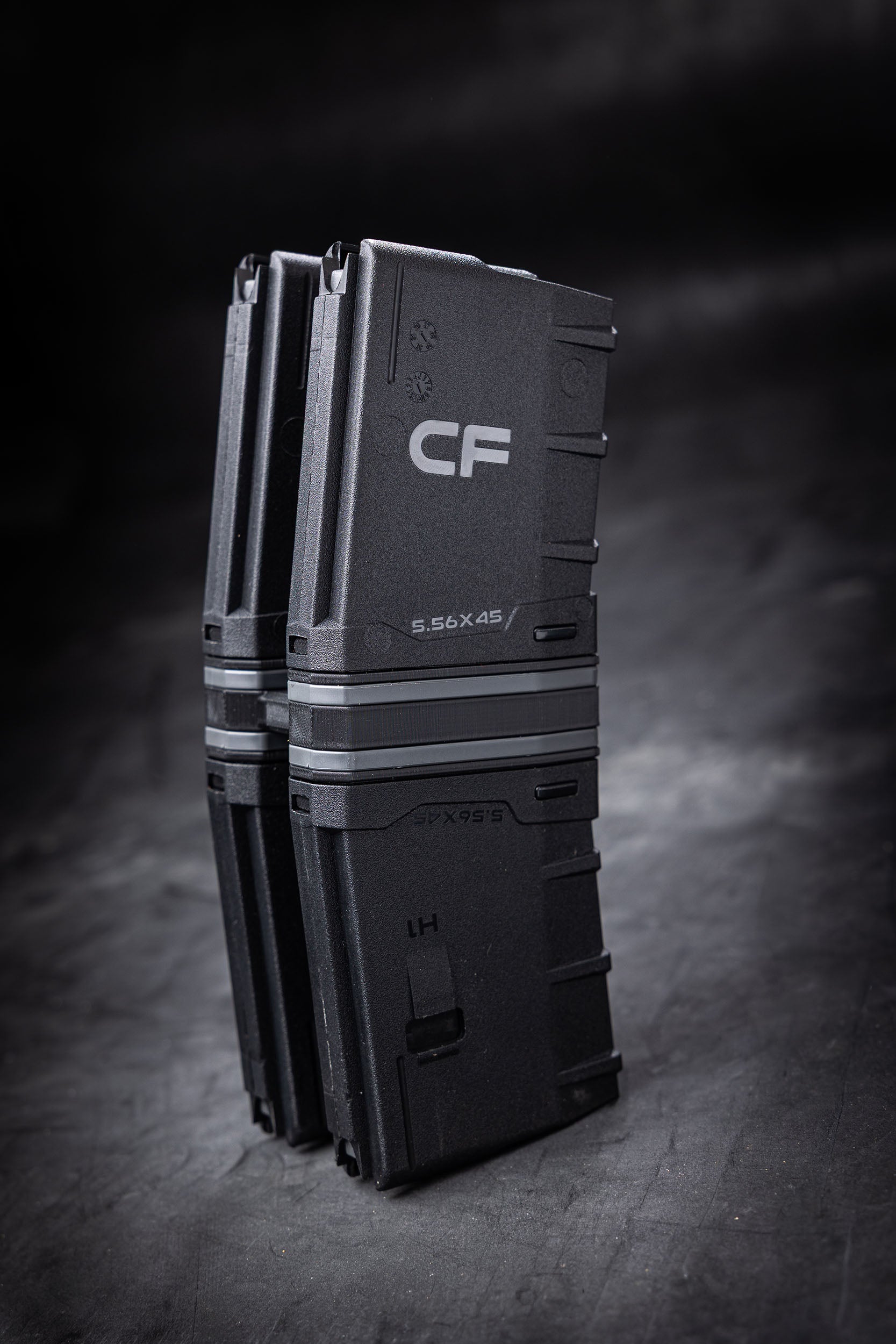 HERA Arms H1CF GEN.3 QUATTRO Coupler Set: gekoppelte H1CF-Magazine mit CF-Schriftzug stehend vor dunklem Hintergrund