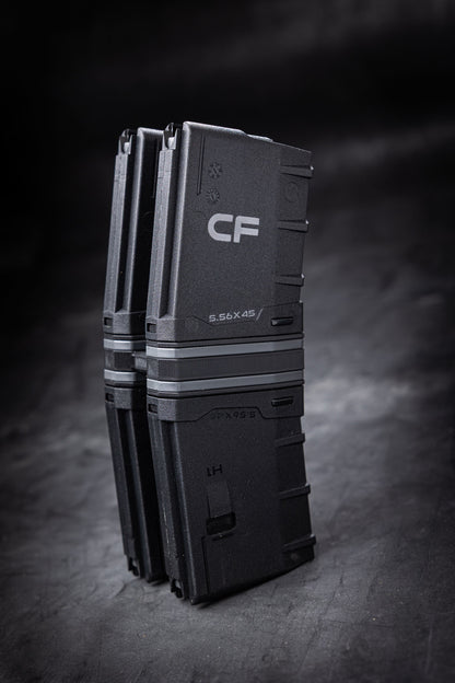 HERA Arms H1CF GEN.3 QUATTRO Coupler Set: gekoppelte H1CF-Magazine mit CF-Schriftzug stehend vor dunklem Hintergrund