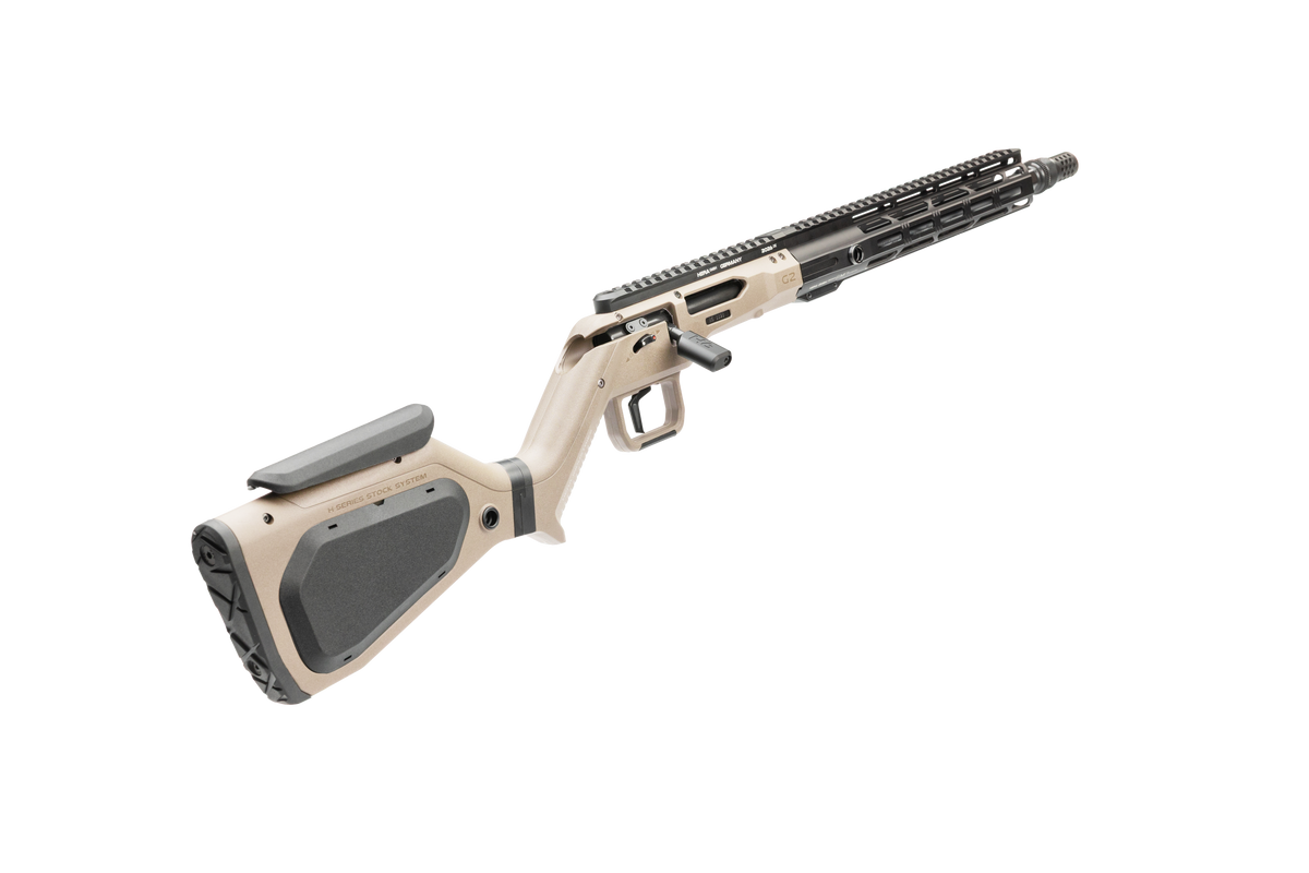 HERA H6K Repetiergewehr GEN2: Schrägansicht von hinten über den Schaft, Sandfarben