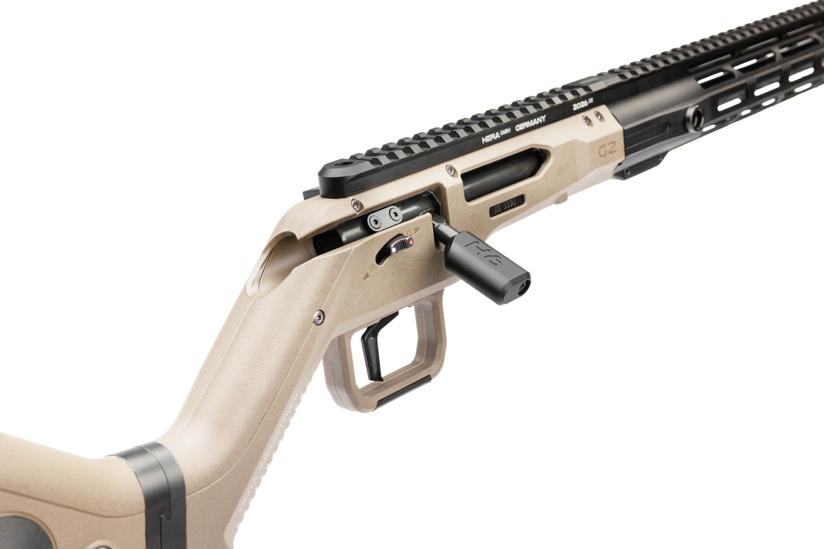 HERA H6K Repetiergewehr GEN2: Detail von Systemgehäuse und Kammergriff von links, Sandfarben