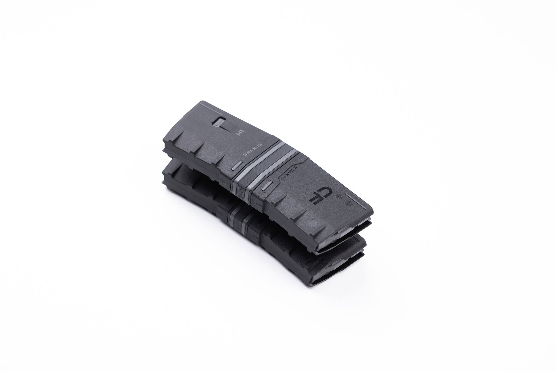 HERA Arms H1CF GEN.3 QUATTRO Coupler Set: gekoppelte Magazine liegend in der Draufsicht auf weißem Hintergrund