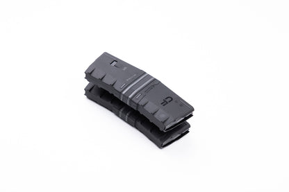 HERA Arms H1CF GEN.3 QUATTRO Coupler Set: gekoppelte Magazine liegend in der Draufsicht auf weißem Hintergrund